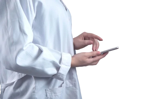 mujer-medico-mano-telefono-inteligente